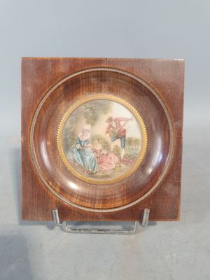 une petite assiette en bois décorée d'une peinture