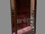 une vitrine en verre contenant un lit à l'intérieur