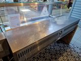 un comptoir avec une vitrine en verre au milieu