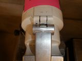 un distributeur de papier toilette sur lequel est collé un autocollant rose