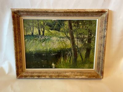 une peinture à l'huile représentant une rivière au milieu d'un paysage boisé