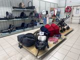 beaucoup de sacs et de sacs à dos sur une étagère dans un magasin