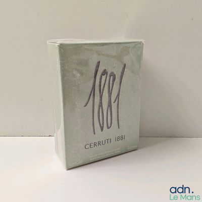 La boîte est vide et prête à être offerte en cadeau à quelqu'un.