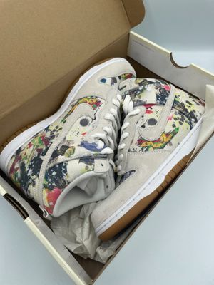 Quelqu'un ouvre une boîte contenant une paire de chaussures