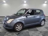 une petite voiture bleue garée sur un sol en damier