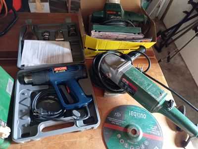 de nombreux outils posés sur une table