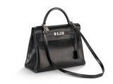 un sac à main en cuir noir sur fond blanc