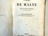 un livre ouvert sur une table