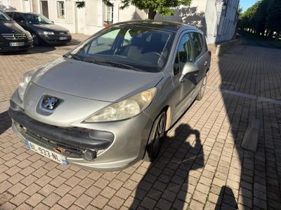 une voiture argentée garée au bord de la rue