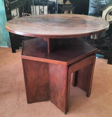 un gros plan d'une table sur laquelle sont posés deux tabourets
