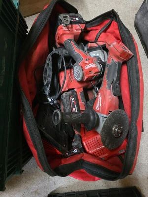 un sac rempli d'outils posé par terre