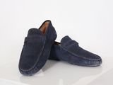 mocassins en daim bleu pour hommes avec boucles sur une surface blanche