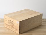 une boîte en bois posée sur une table en bois