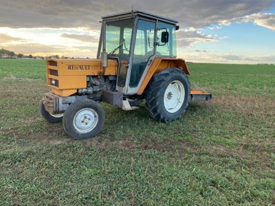 un tracteur qui est garé dans l'herbe