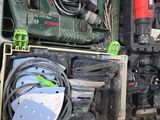 tout un tas d'outils dans une boîte posée par terre