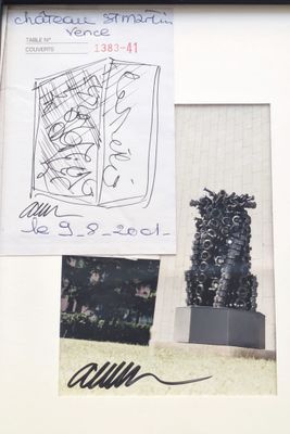 une photo d'une photo d'une plante et une photo d'un bâtiment