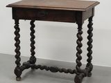 une vieille table en bois surmontée d'un tiroir
