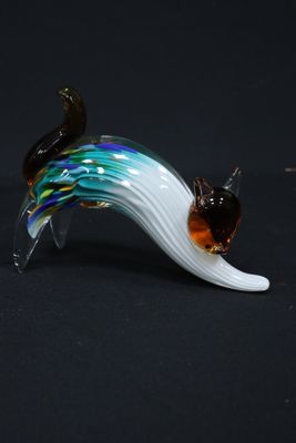 une figurine en verre représentant un chat sur fond noir