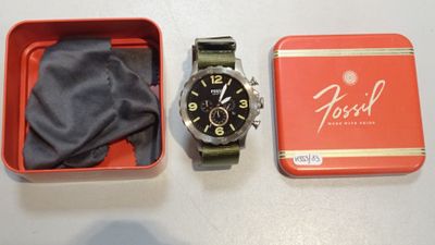 une boîte contenant une montre et un chiffon