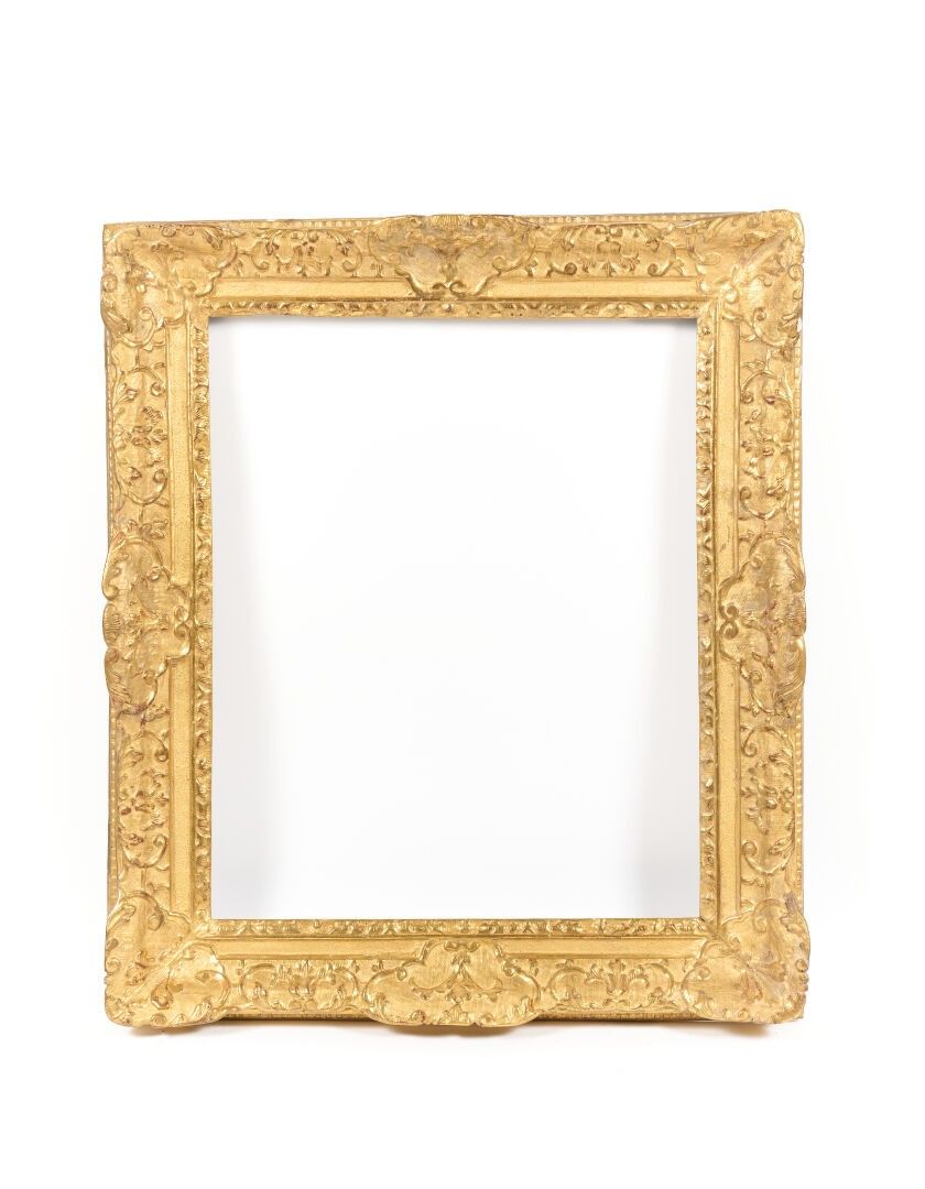 Cadre en chêne sculpté et redoré à décor à la Bérain