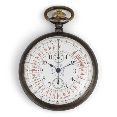 gros plan d'une montre de poche sur fond blanc