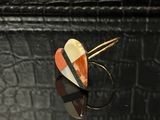 une bague avec un motif en forme de cœur