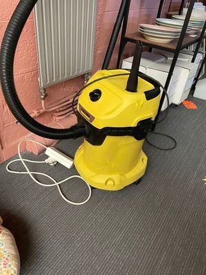 un aspirateur jaune posé sur le sol
