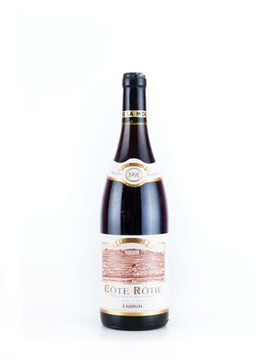 gros plan d'une bouteille de vin sur fond blanc
