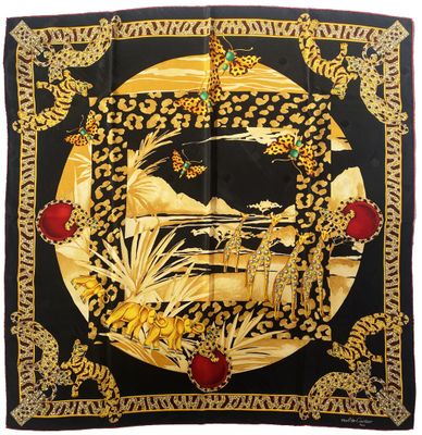 un foulard en soie noir et doré orné d'oiseaux et de fleurs