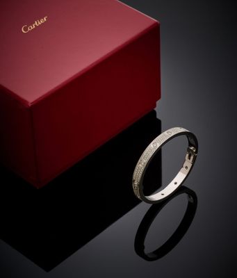 un gros plan sur une bague, avec une boîte en arrière-plan