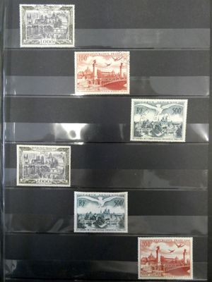 Plusieurs types de timbres sont exposés dans une vitrine.