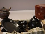 une caisse en bois remplie de différents types de casseroles et de poêles