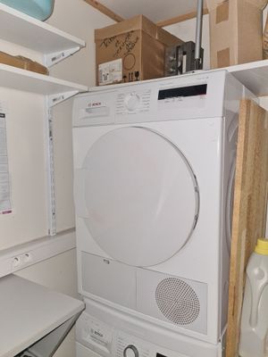 un lave-linge et un sèche-linge dans le coin d'une pièce