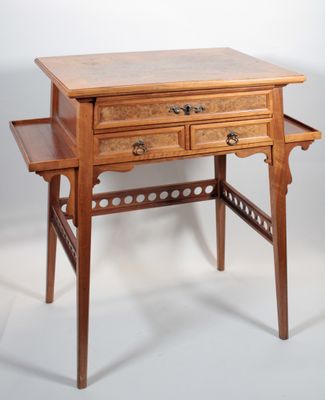 une petite table en bois avec un tiroir en dessous