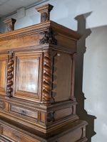 Buffet deux corps en noyer mouluré et sculpté ouvrant par de… (photo 5)