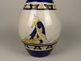 un vase bleu et blanc orné d'une image d'oiseau