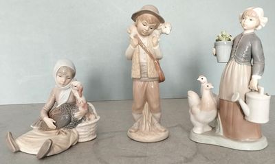 trois figurines représentant des personnes assises sur une table