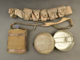 une image représentant un ensemble d'objets, notamment une ceinture, une bouteille et une ceinture