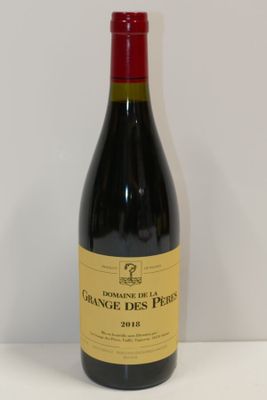 une bouteille de vin posée sur une table