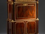 une armoire ancienne en bois à deux portes, avec un plateau en marbre