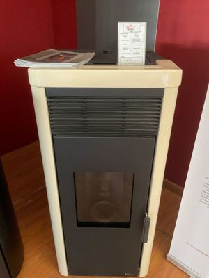 un poêle noir et blanc posé sur une table en bois