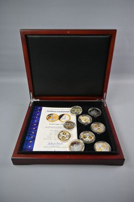 une image représentant une boîte en bois contenant six pièces de monnaie