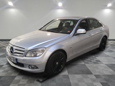 une photo d'une Mercedes Classe C argentée dans un showroom