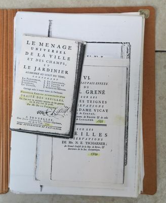 un livre posé sur une table