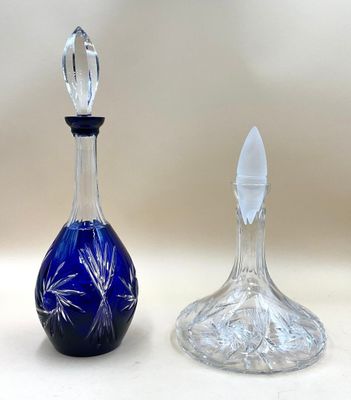 deux vases en verre posés l'un à côté de l'autre sur une table