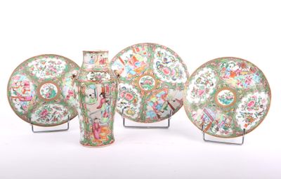 quatre vases et assiettes chinois posés sur des socles, disposés sur une surface blanche