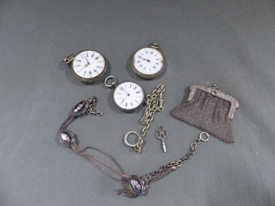 de nombreux modèles différents de montres et de sacs à main posés sur la table
