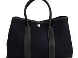 un sac à main noir avec une poignée noire et une bandoulière noire