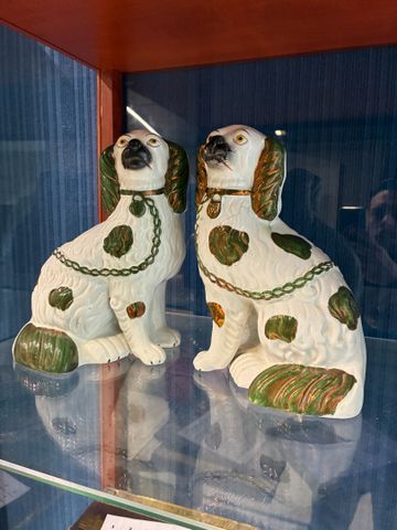 STAFFORSHIRE. Paire de chiens Cavaliers King Charles en faïence a...