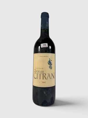 une bouteille de vin posée sur une table